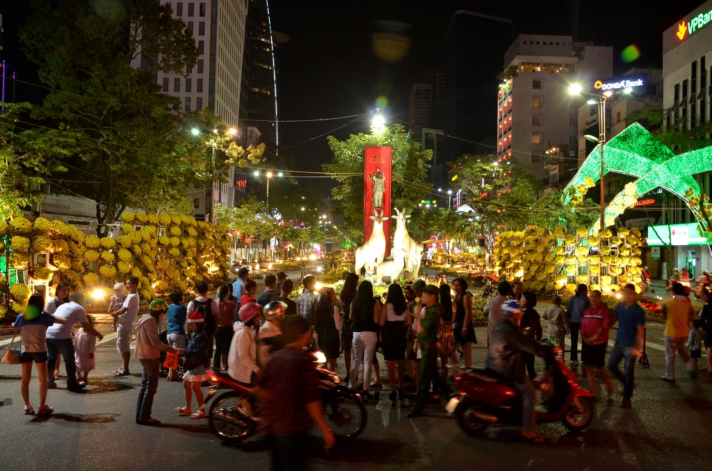 TP Hồ Chí Minh rực rỡ sắc màu đường hoa